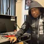 Morre DJ Mark the 45 King, produtor de Eminem e Jay-Z, aos 65 anos