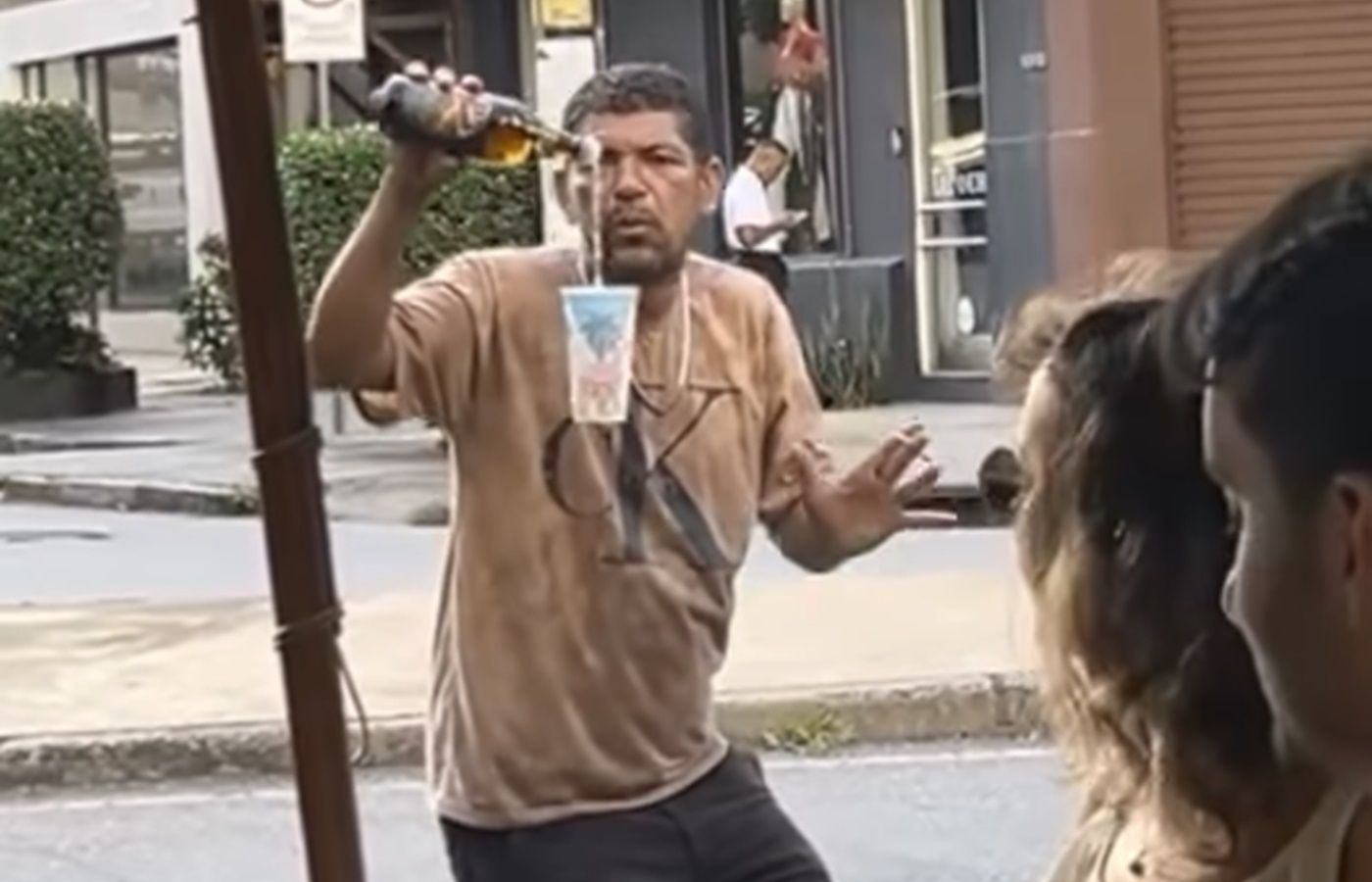 Snoop Dogg compartilha vídeo de homem fazendo 'mágica' com bebida em BH