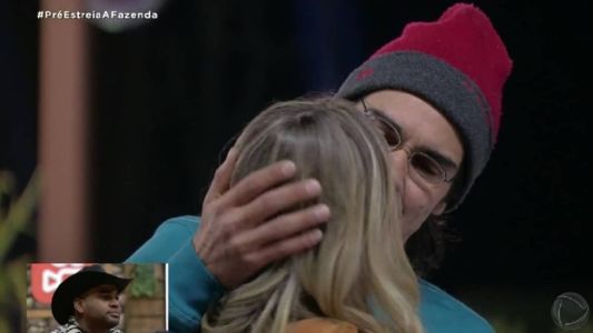 Raquel e André se abraçam em dinâmica