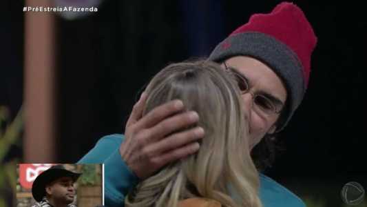 Raquel e André se abraçam em dinâmica