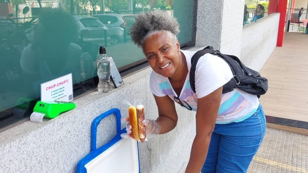 Vendedora de chup-chup comemora onda de calor e chora ao lembrar trajetória 