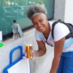 Vendedora de chup-chup comemora onda de calor e chora ao lembrar trajetória 