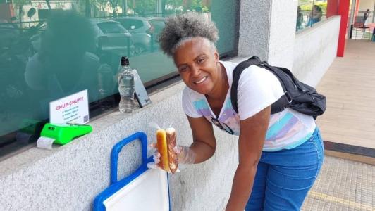 Raquel ganha a vida vendendo chup-chup na região Oeste de BH