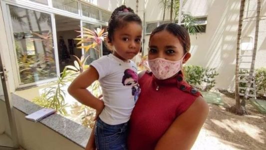 Raquelly no colo da mãe Raquel