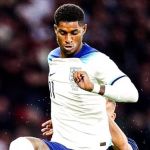 Após bater carro de luxo, astro inglês vai ao treino em veículo 'reserva' de R$3,6 mi