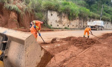 Raspagem do barro na Avenida Juiz de Fora no Parque Guarani Foto PJF Redes Sociais