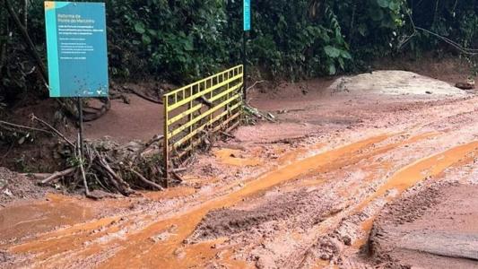 Rastro de lama em Macacos após temporal