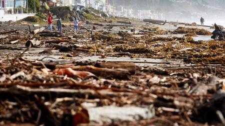 Rastro do estrago deixado pelas tempestades em Aptos, na Califórnia