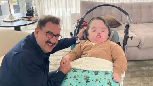 Ratinho ao lado de Noah, seu neto de 5 anos