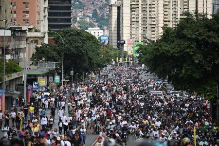 Fotos mostram manifestantes protestando contra Nicolás Maduro em Caracas, na Venezuela