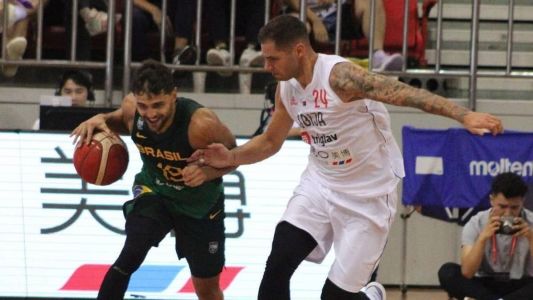 Raulzinho, armador da Seleção Brasileira, e Stefan Jovic, armador sérvio