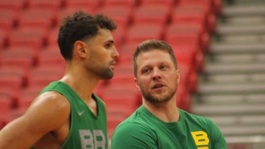 Raulzinho e Gustavinho, armador e técnico da Seleção Brasileira