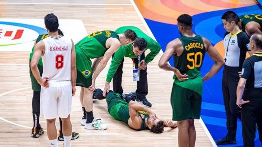 Raulzinho no chão após lesionar o joelho no Mundial