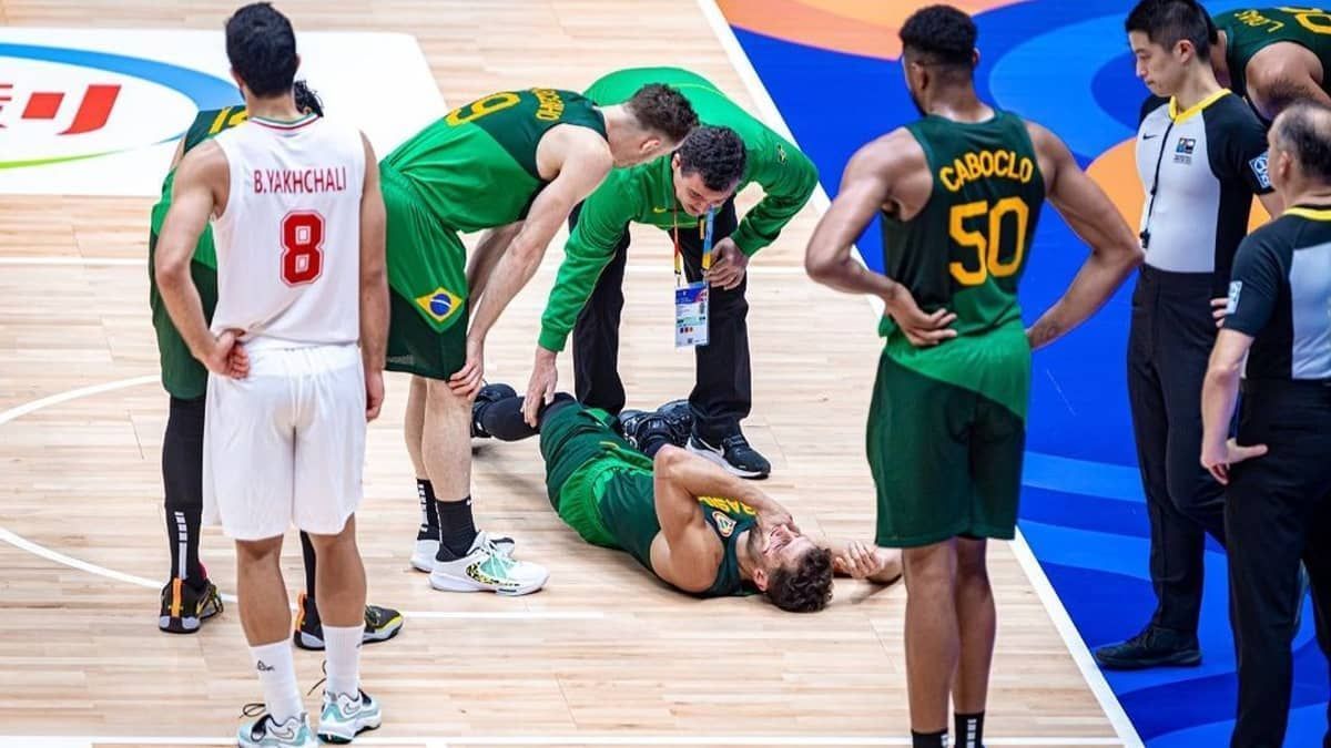 Copa do Mundo de Basquete: Raulzinho rompe tendão do joelho e está fora da competição