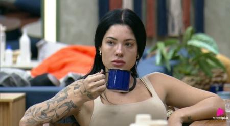 Rayane enfrentou Carol e Saory em A Fazenda 17