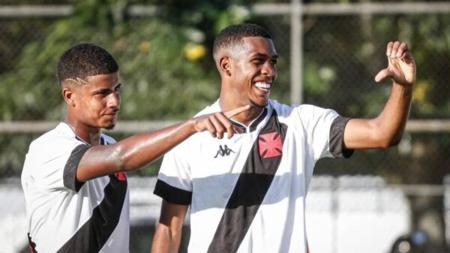 Rayan, à esquerda, comemorando o gol do Vasco diante do Flamengo