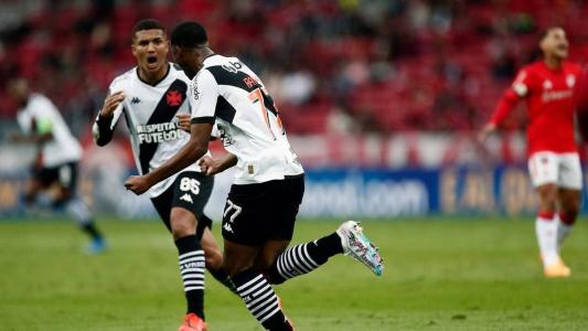 Rayan celebra primeiro gol como profissional
