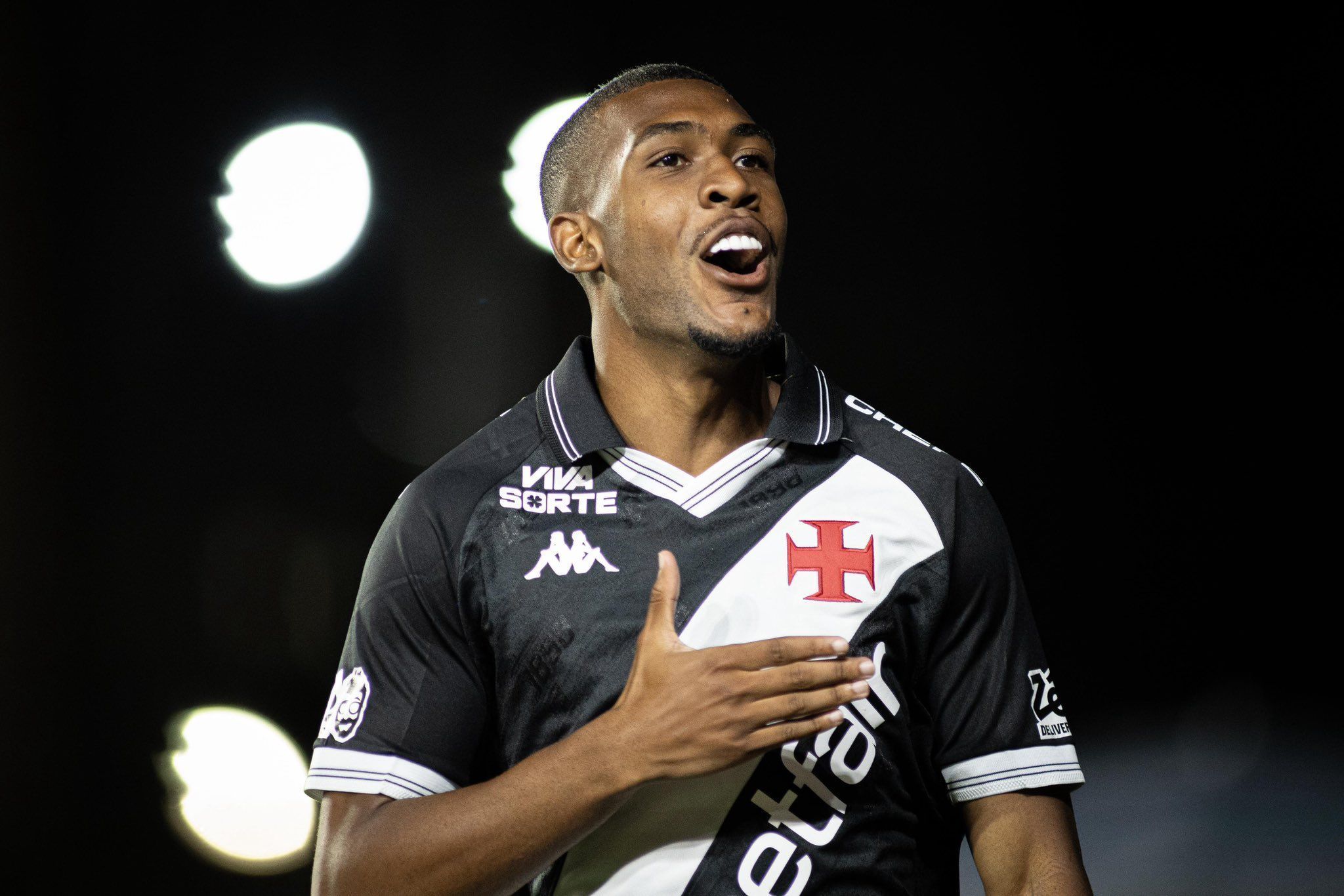 Com paralisação por causa da chuva, Vasco humilha o Inter e complica rival no Brasileiro