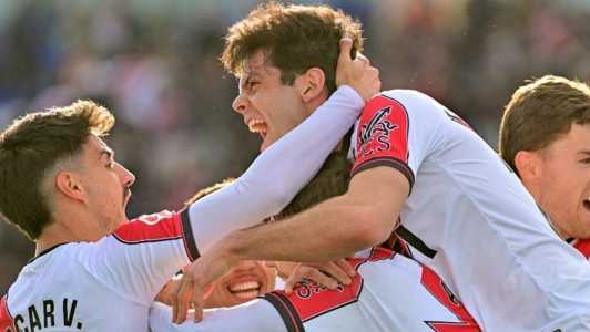 jogadores comemoram gol em Rayo Vallecano 3 x 0 Atlético de Madrid, por LaLiga 2025/2026