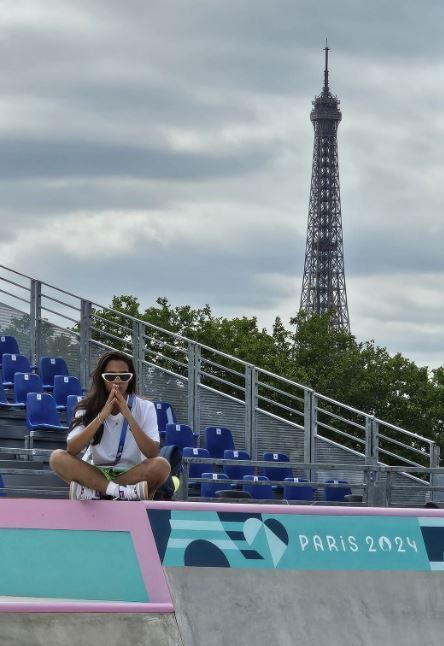 Rayssa Leal posta foto com Torre Eiffel ao fundo em local de provas em Paris Rayssa Leal posta foto com Torre Eiffel ao fundo em local de provas em Paris