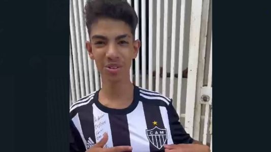 Raysson Gabriel, de 17 anos, ganhou camisa assinada por Hulk e está no Independência