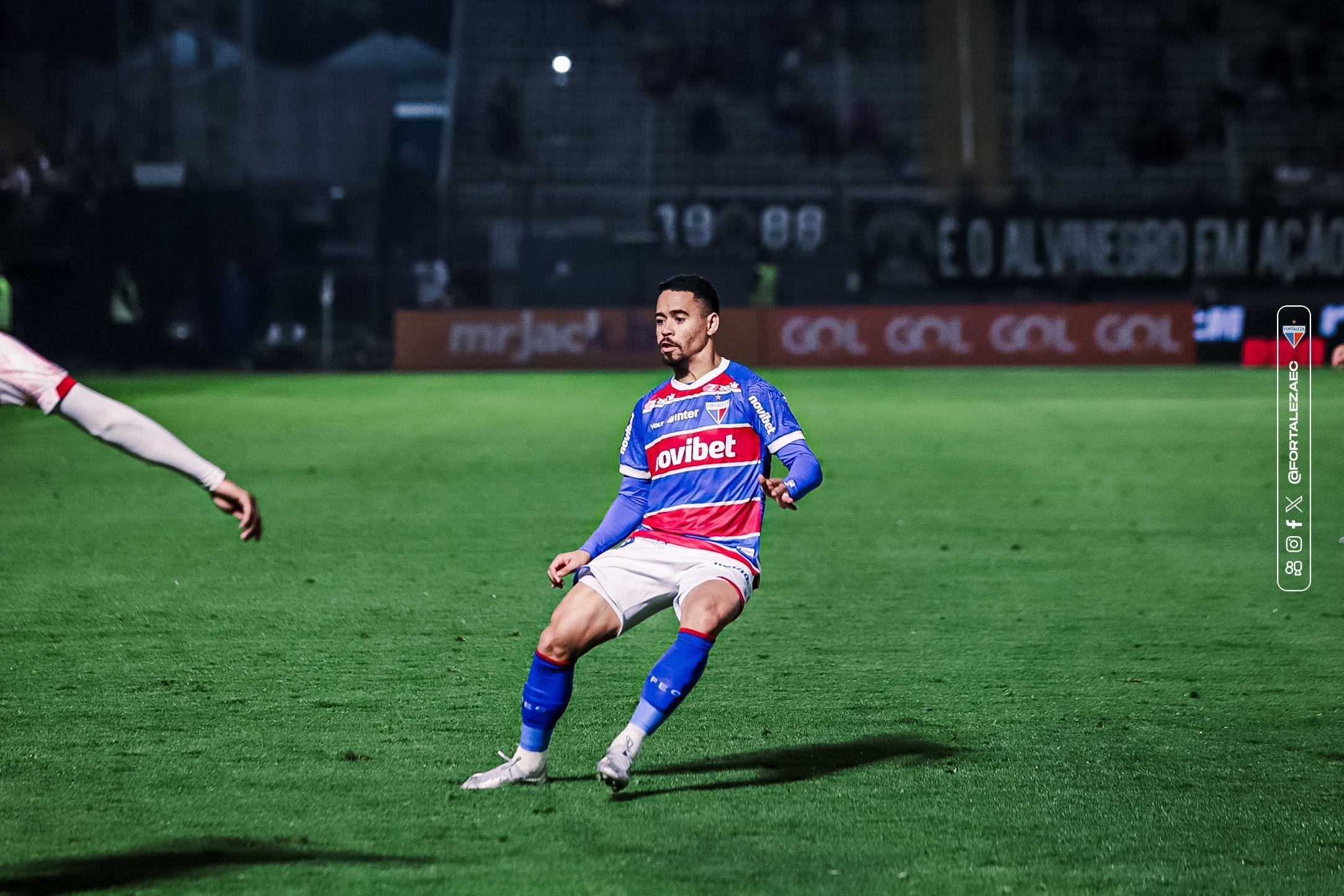 Fortaleza chega à liderança da Série A em sequência de nove jogos sem perder, com oito vitórias