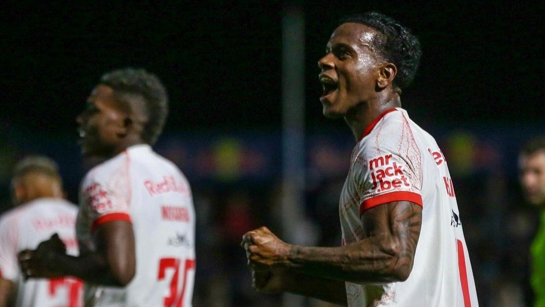 RB Bragantino sai atrás, mas vira sobre o Vitória e cola no G4 do Brasileirão