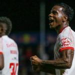 RB Bragantino sai atrás, mas vira sobre o Vitória e cola no G4 do Brasileirão