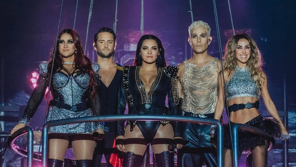 RBD no Brasil: grupo é flagrado no aeroporto e anima fãs; veja