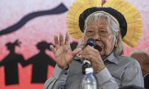 Cacique Raoni Metuktire durante encerramento da Cúpula dos Povos