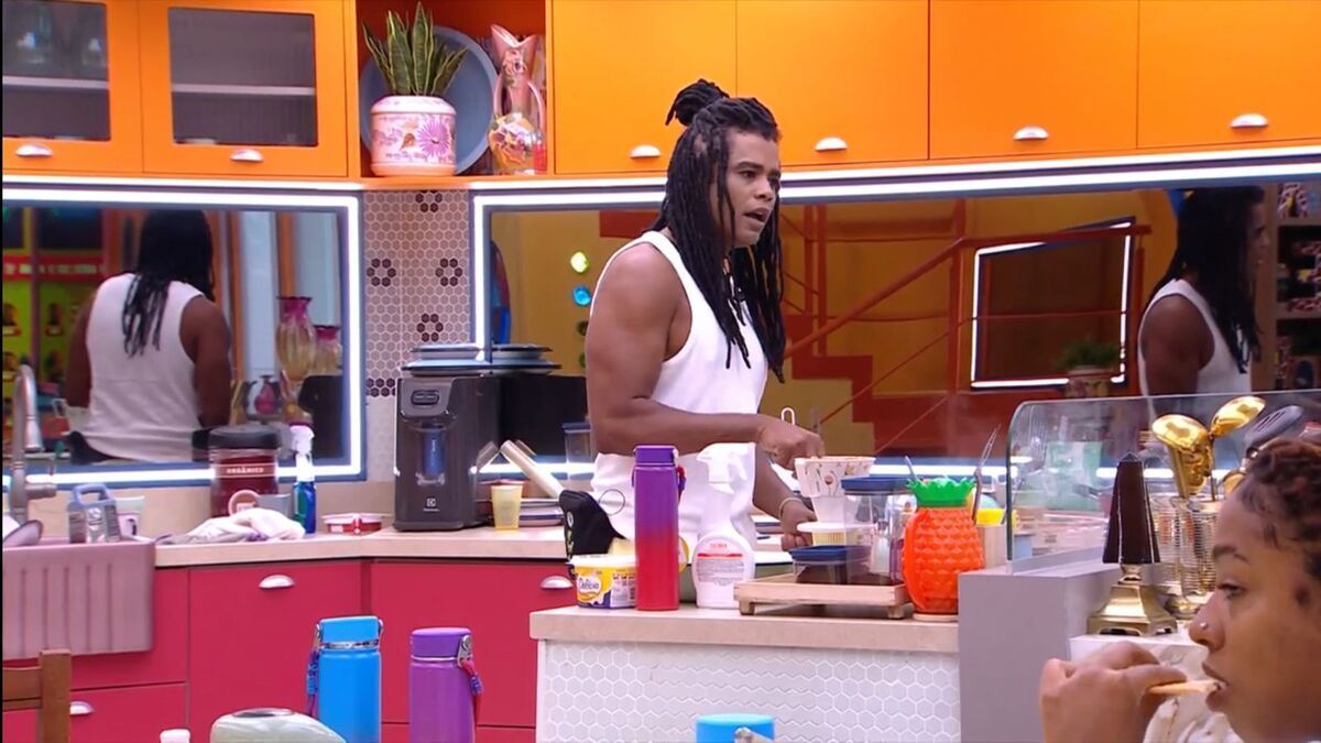 Diogo tem reação inusitada ao descobrir que Aline e Thamiris se beijaram no BBB 25