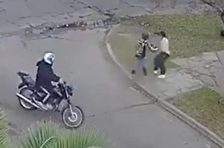 Foto mostra policial reagindo e baleado assaltantes na Argentina