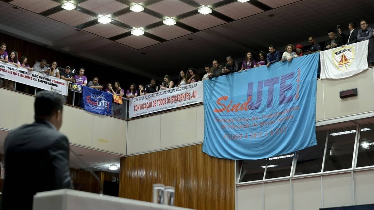Deputados de Minas aprovam reajuste de 12,84% a professores da rede estadual