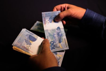 Menos da metade dos pagamentos de 2023 foi realizado em dinheiro | CNN Brasil