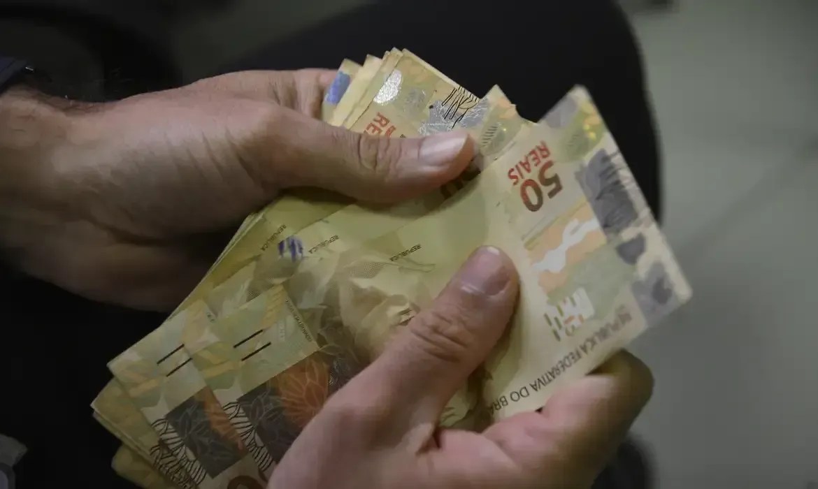 Endividamento cai e inadimplência sobe com juro alto e restrição de crédito, diz CNC