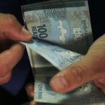 Ladrões amarram idoso e levam carteira com R$ 4 mil em MG; vítima escapou pelo telhado