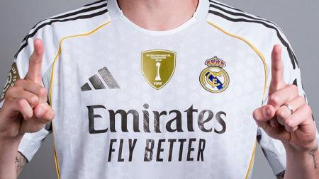 Patch de campeão da Copa Intercontinental de 2024 na camisa do Real Madrid