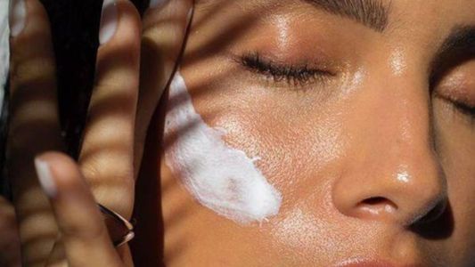 Reaplicar protetor solar sem drama bastão, pó e spray para o dia todo