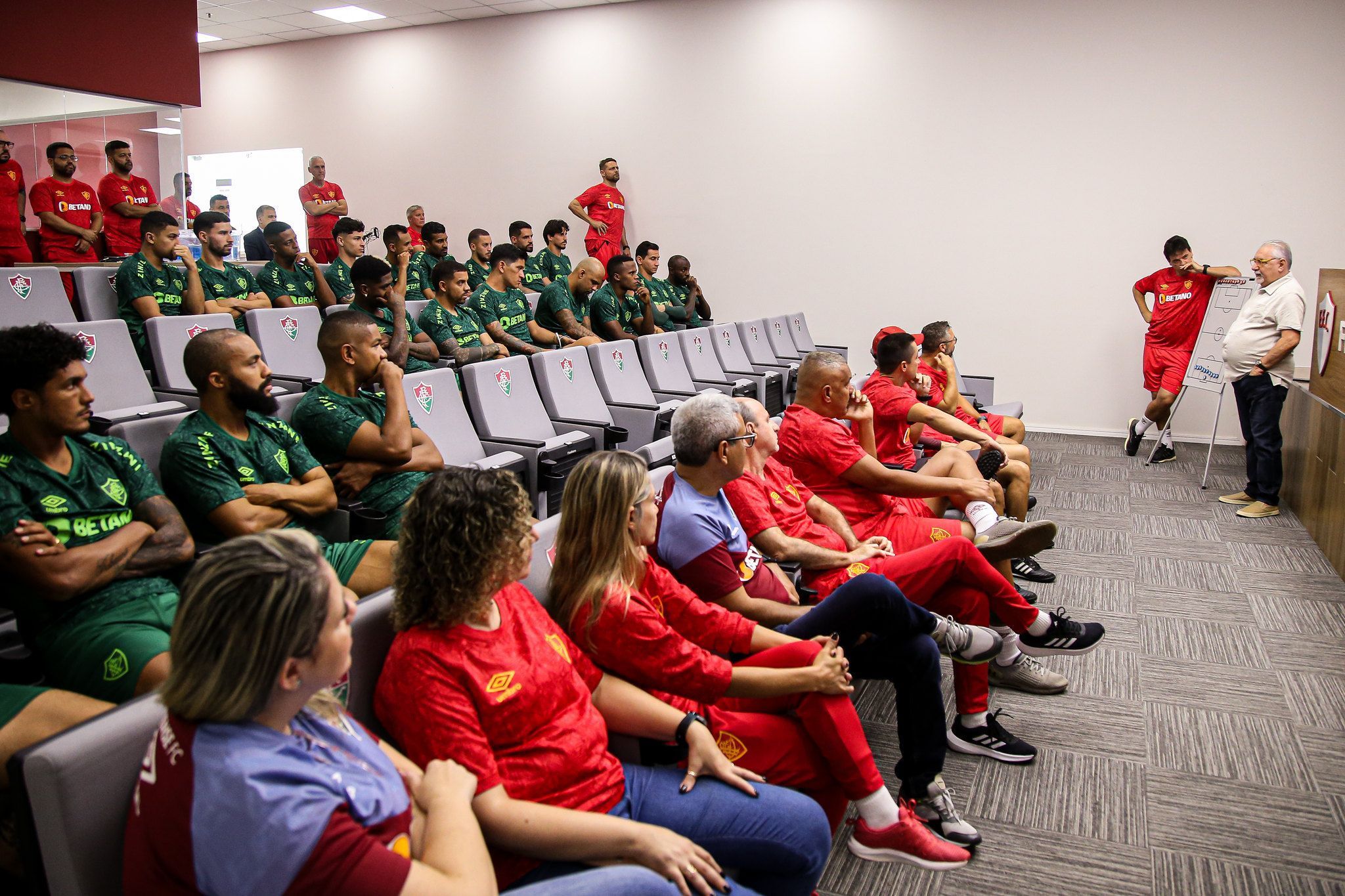 Sem Marcelo, elenco principal do Fluminense se reapresenta no CT Carlos Castilho