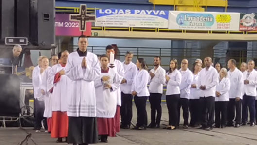 Foto mostra fiéis durante o Rebanhão do Senhor, em Betim (MG)