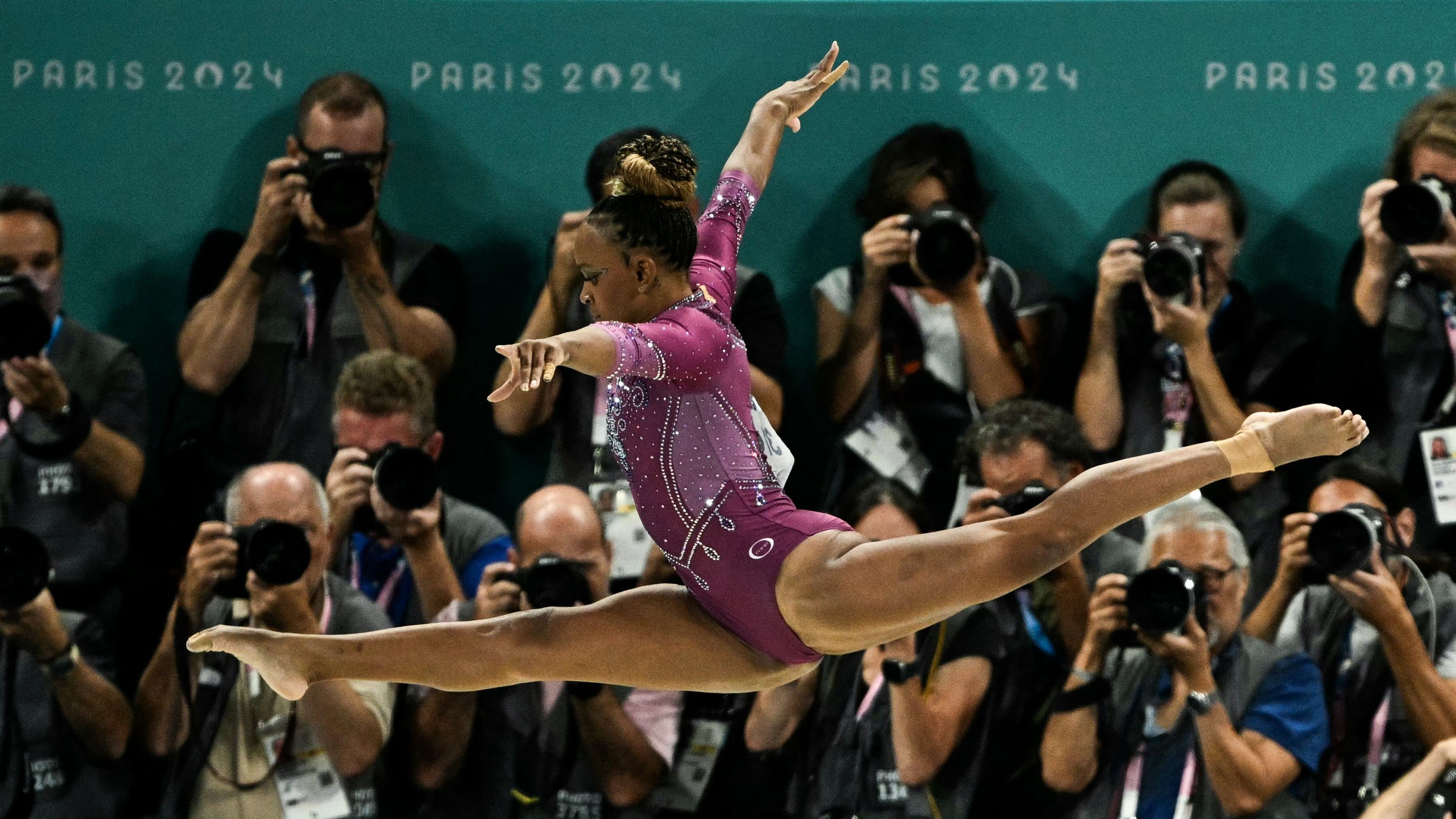 Sucesso de Rebeca Andrade em Paris 2024 gera 2 mil procuras por vaga em ginástica