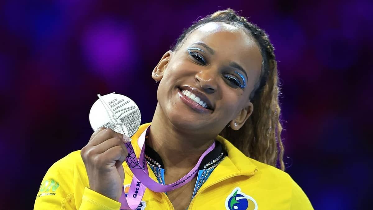 Rebeca Andrade fatura a prata no individual geral no Mundial; Biles é ouro