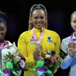 Mundial de Ginástica: Rebeca Andrade desbanca Biles e é bicampeã no salto
