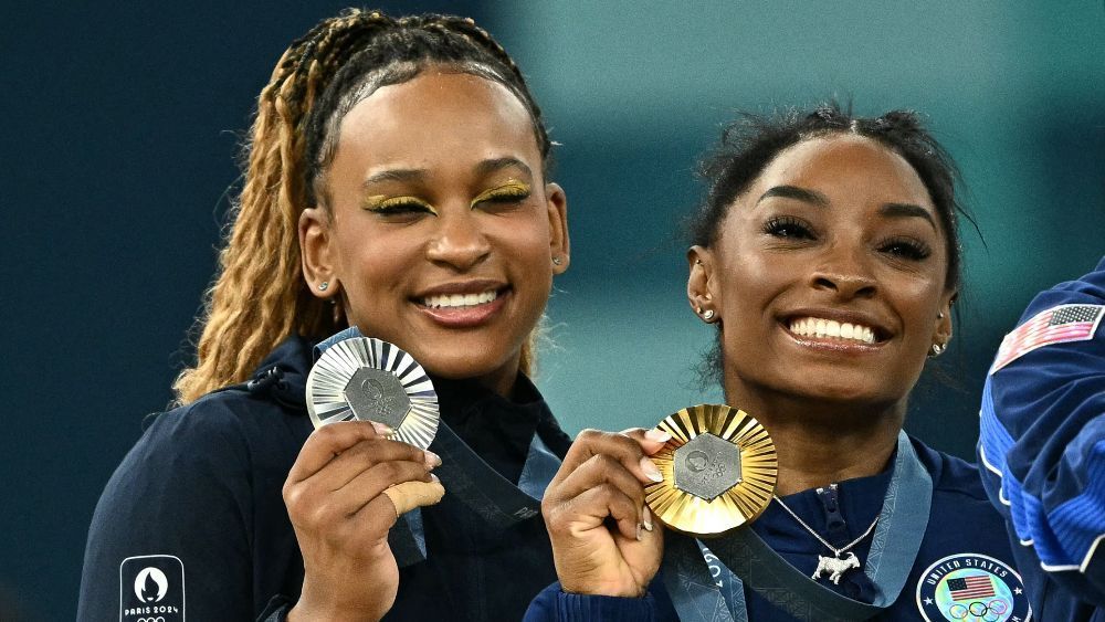 Rebeca Andrade x Simone Biles: comparação do prêmio pelas medalhas de prata e ouro