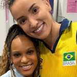 Rebeca Andrade publica foto com Gabi e jogadoras de vôlei e gera nova reação de fãs