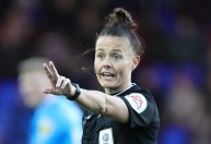 Paris 2024: árbitra pioneira na Premier League apita jogo da Seleção Feminina