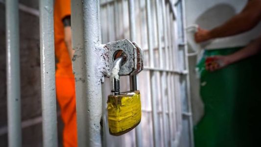 Rebelião em presídio do Acre deixa três feridos e policial é feito refém.