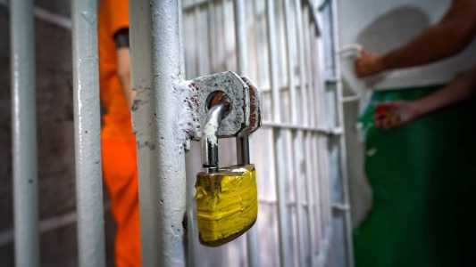 Rebelião em presídio do Acre deixa três feridos e policial é feito refém.