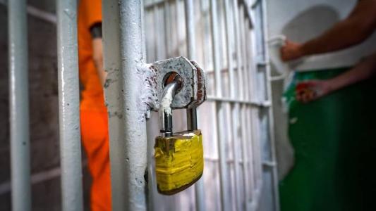 Um policial penal feito refém durante o tumulto foi liberado pouco antes de os presos entregarem as armas que tinham em seu poder