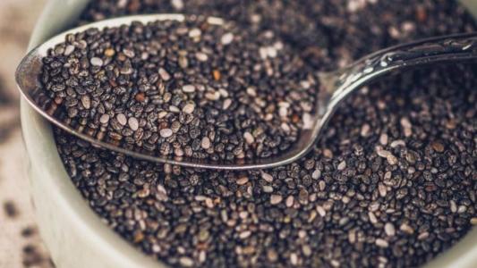 Receitas com chia no verão: leveza para desinchar e equilibrar